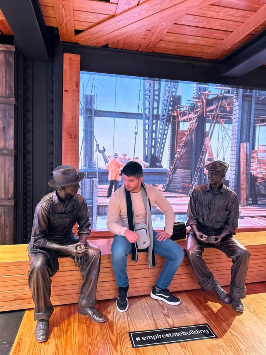 Walter na exposição do Empire State Building, entre as estátuas dos ironworkers