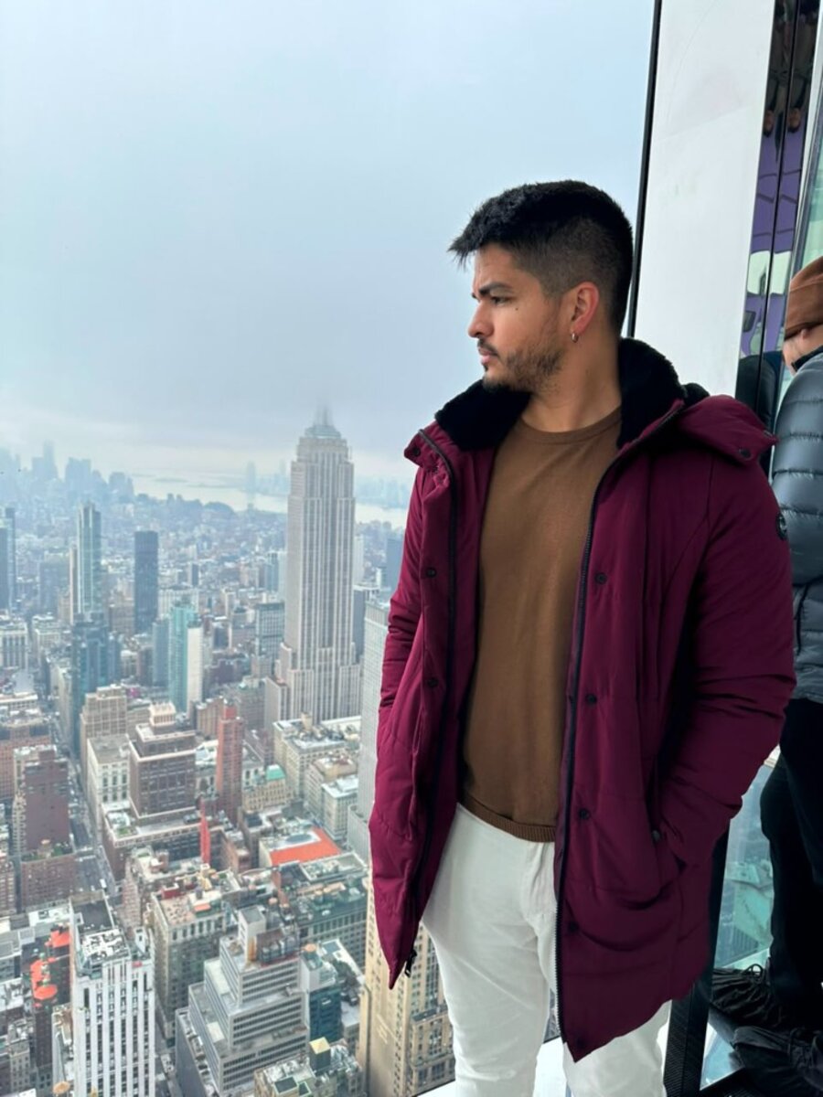 Walter no SUMMIT One Vanderbilt, com o Empire State Building ao fundo